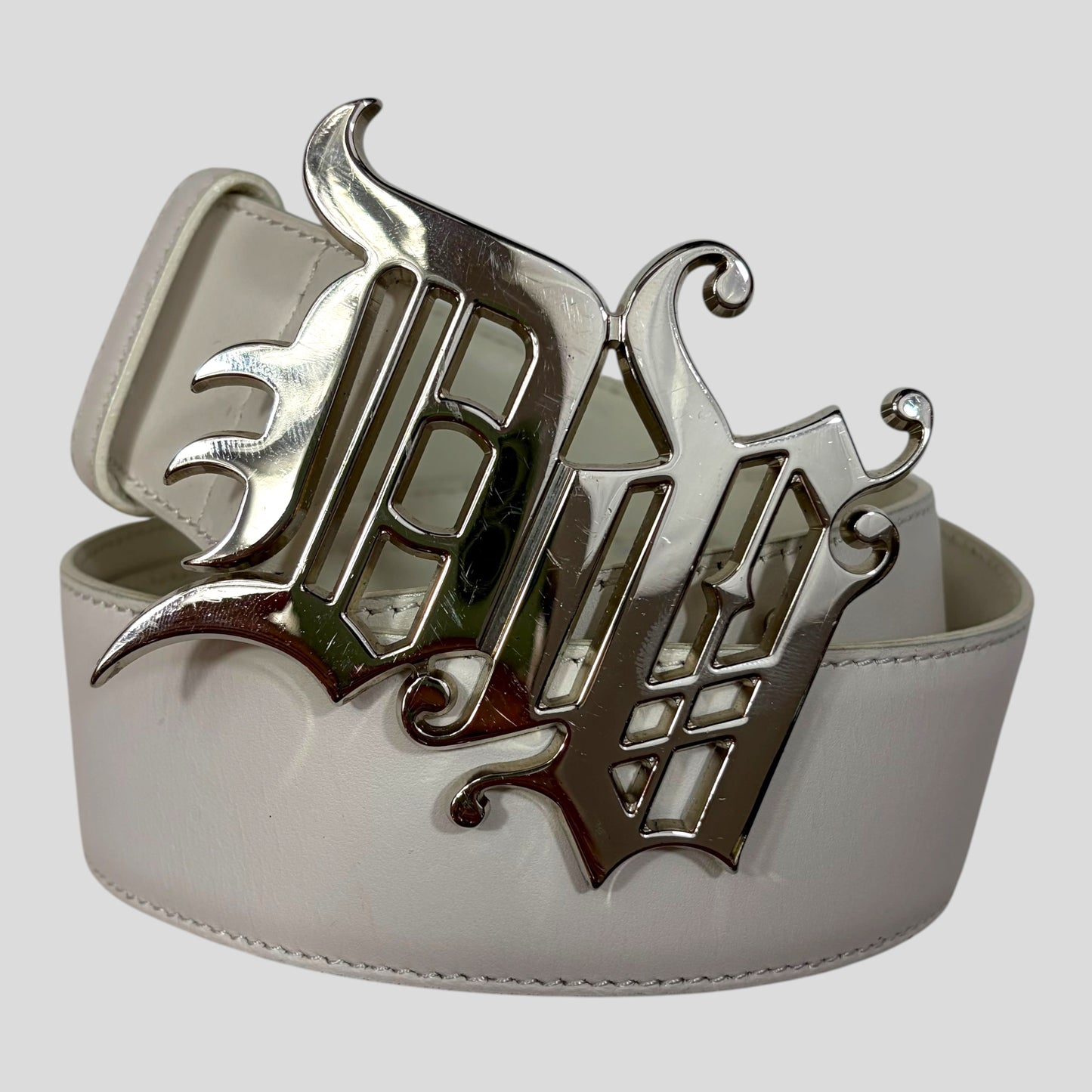Gianni Versace 90’s White Leather Gothic DV Metal Buckle Rocker Belt | O/S, White