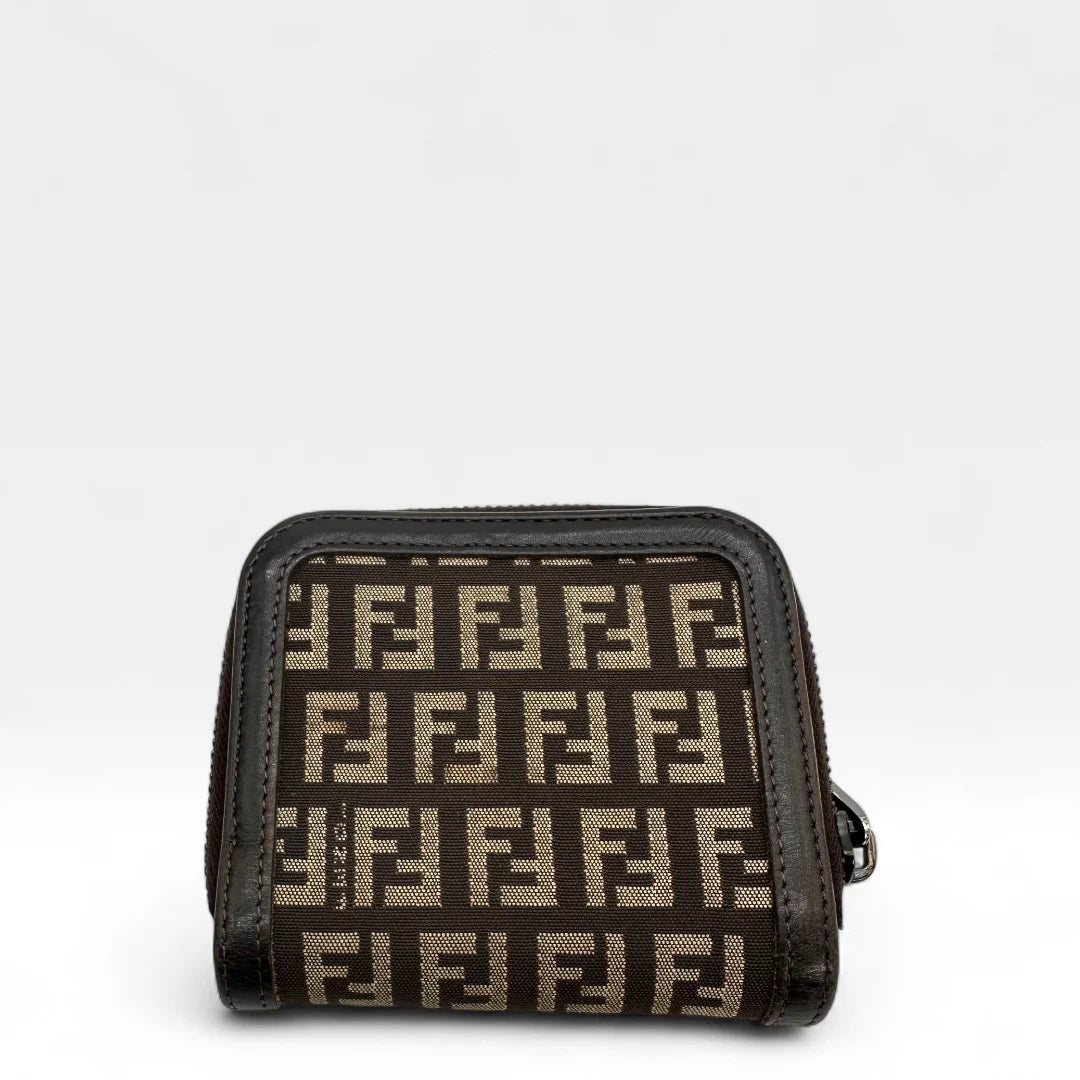 https://cdn.shopify.com/s/files/1/0564/9376/8855/files/Fendi_Geldbeutel_im_Zucca_Muster_braun_vintage_FF_wallet88162.webp?v=1760003127