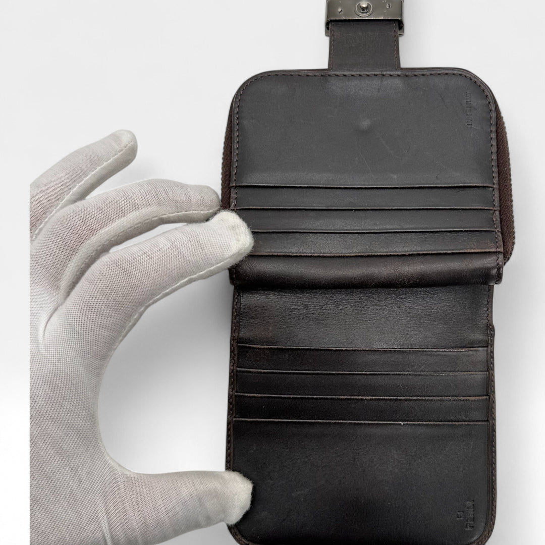 https://cdn.shopify.com/s/files/1/0564/9376/8855/files/Fendi_Geldbeutel_im_Zucca_Muster_braun_vintage_FF_wallet88202.webp?v=1760003249