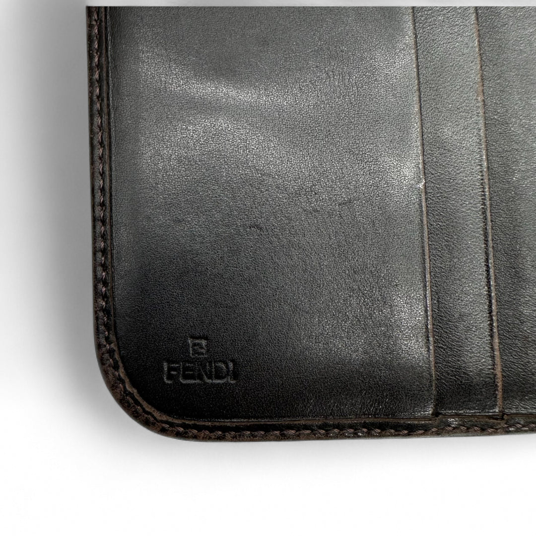https://cdn.shopify.com/s/files/1/0564/9376/8855/files/Fendi_Geldbeutel_im_Zucca_Muster_braun_vintage_FF_wallet88212.webp?v=1760003249