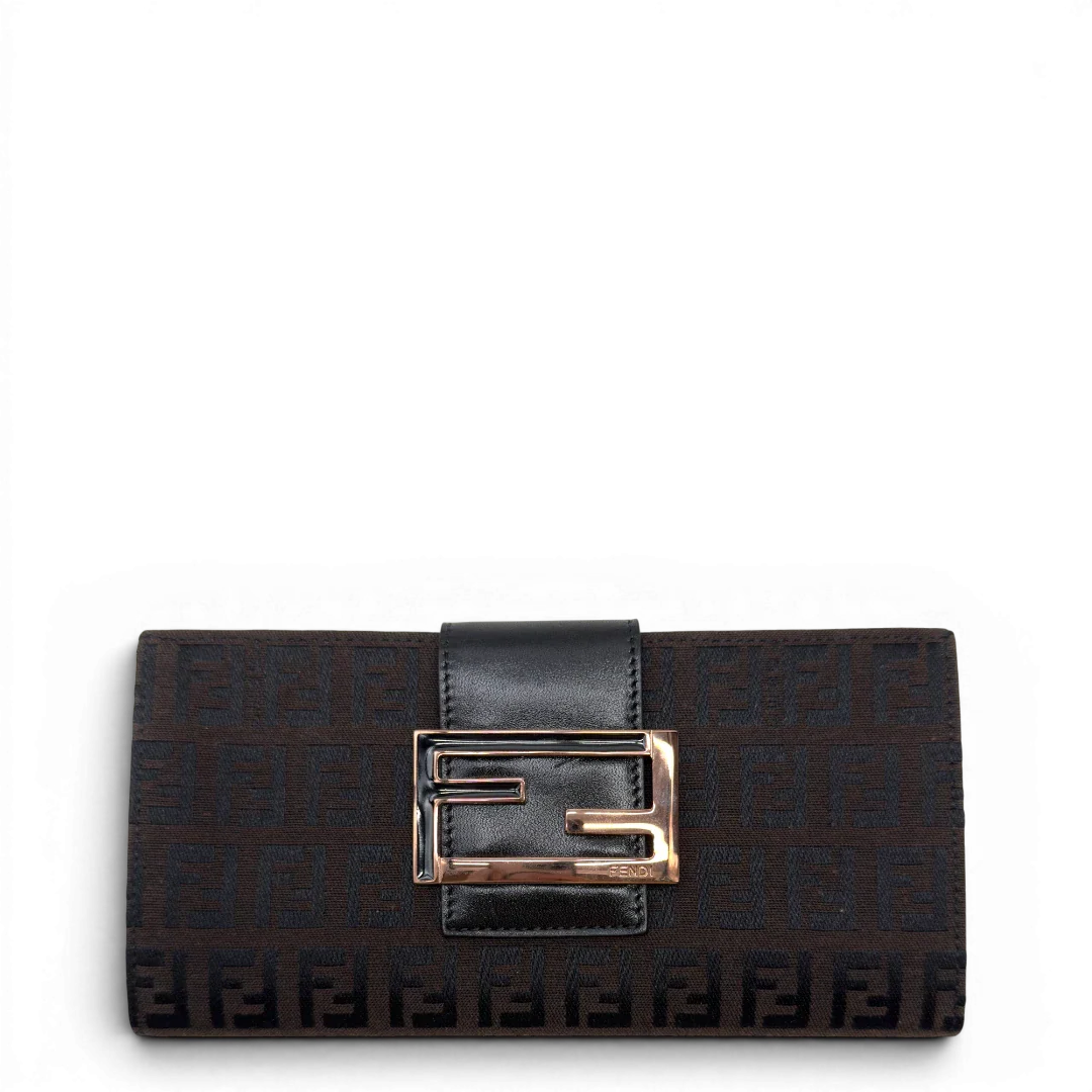 https://cdn.shopify.com/s/files/1/0564/9376/8855/files/Fendi_Geldbeutel_langlich_im_Zucca_Muster_dunkelbraun_1.webp?v=1783511880