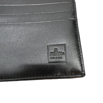 https://cdn.shopify.com/s/files/1/0564/9376/8855/files/Fendi_Geldbeutel_langlich_im_Zucca_Muster_dunkelbraun_10.webp?v=1783511880