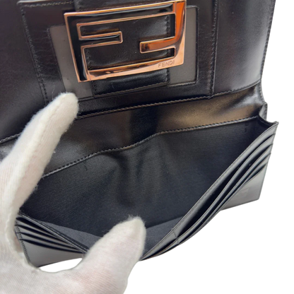 https://cdn.shopify.com/s/files/1/0564/9376/8855/files/Fendi_Geldbeutel_langlich_im_Zucca_Muster_dunkelbraun_12.webp?v=1783511880