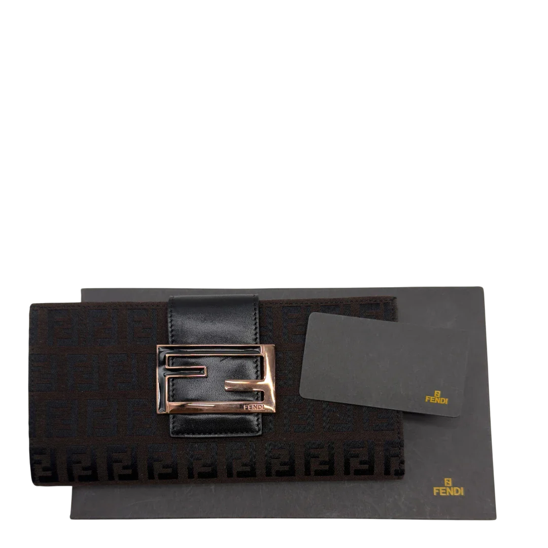 https://cdn.shopify.com/s/files/1/0564/9376/8855/files/Fendi_Geldbeutel_langlich_im_Zucca_Muster_dunkelbraun_14.webp?v=1783511879