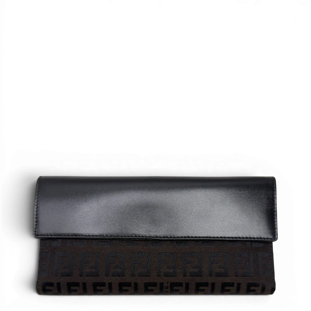 https://cdn.shopify.com/s/files/1/0564/9376/8855/files/Fendi_Geldbeutel_langlich_im_Zucca_Muster_dunkelbraun_2.webp?v=1783511880