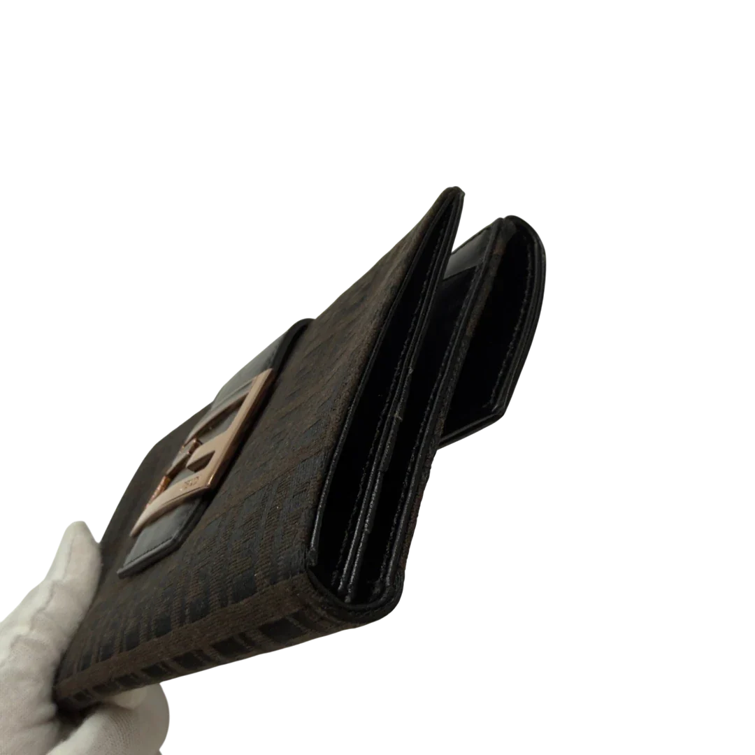 https://cdn.shopify.com/s/files/1/0564/9376/8855/files/Fendi_Geldbeutel_langlich_im_Zucca_Muster_dunkelbraun_3.webp?v=1783511879