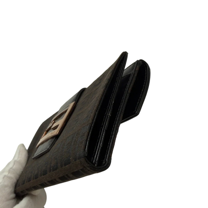 https://cdn.shopify.com/s/files/1/0564/9376/8855/files/Fendi_Geldbeutel_langlich_im_Zucca_Muster_dunkelbraun_3.webp?v=1783511879