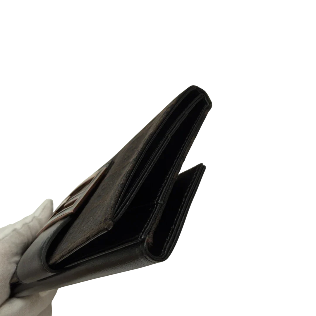 https://cdn.shopify.com/s/files/1/0564/9376/8855/files/Fendi_Geldbeutel_langlich_im_Zucca_Muster_dunkelbraun_4.webp?v=1783511879