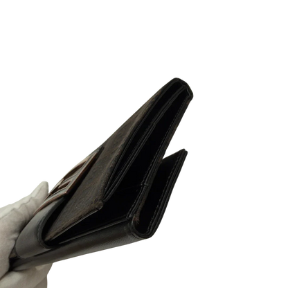 https://cdn.shopify.com/s/files/1/0564/9376/8855/files/Fendi_Geldbeutel_langlich_im_Zucca_Muster_dunkelbraun_4.webp?v=1783511879
