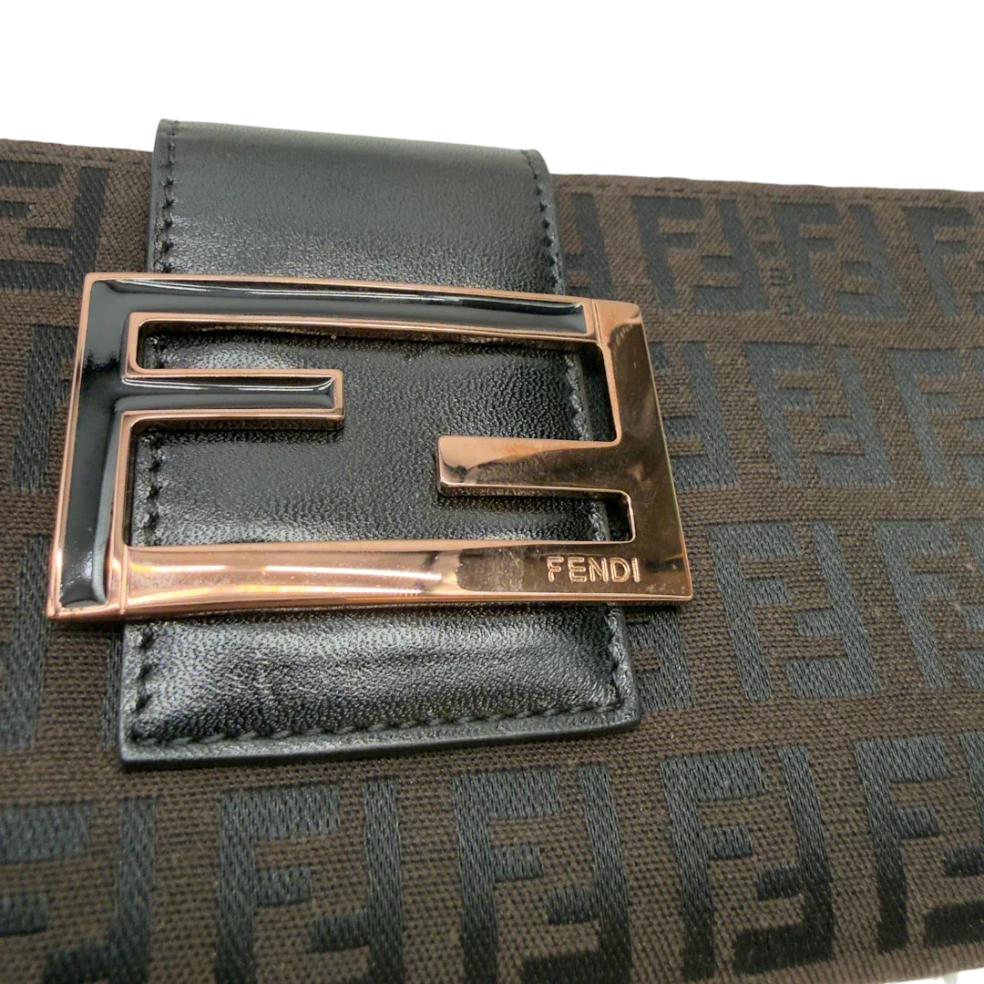 https://cdn.shopify.com/s/files/1/0564/9376/8855/files/Fendi_Geldbeutel_langlich_im_Zucca_Muster_dunkelbraun_5.webp?v=1783511880