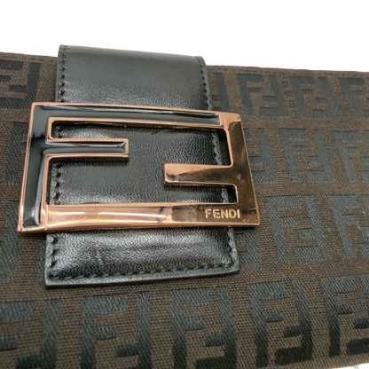 https://cdn.shopify.com/s/files/1/0564/9376/8855/files/Fendi_Geldbeutel_langlich_im_Zucca_Muster_dunkelbraun_5.webp?v=1783511880