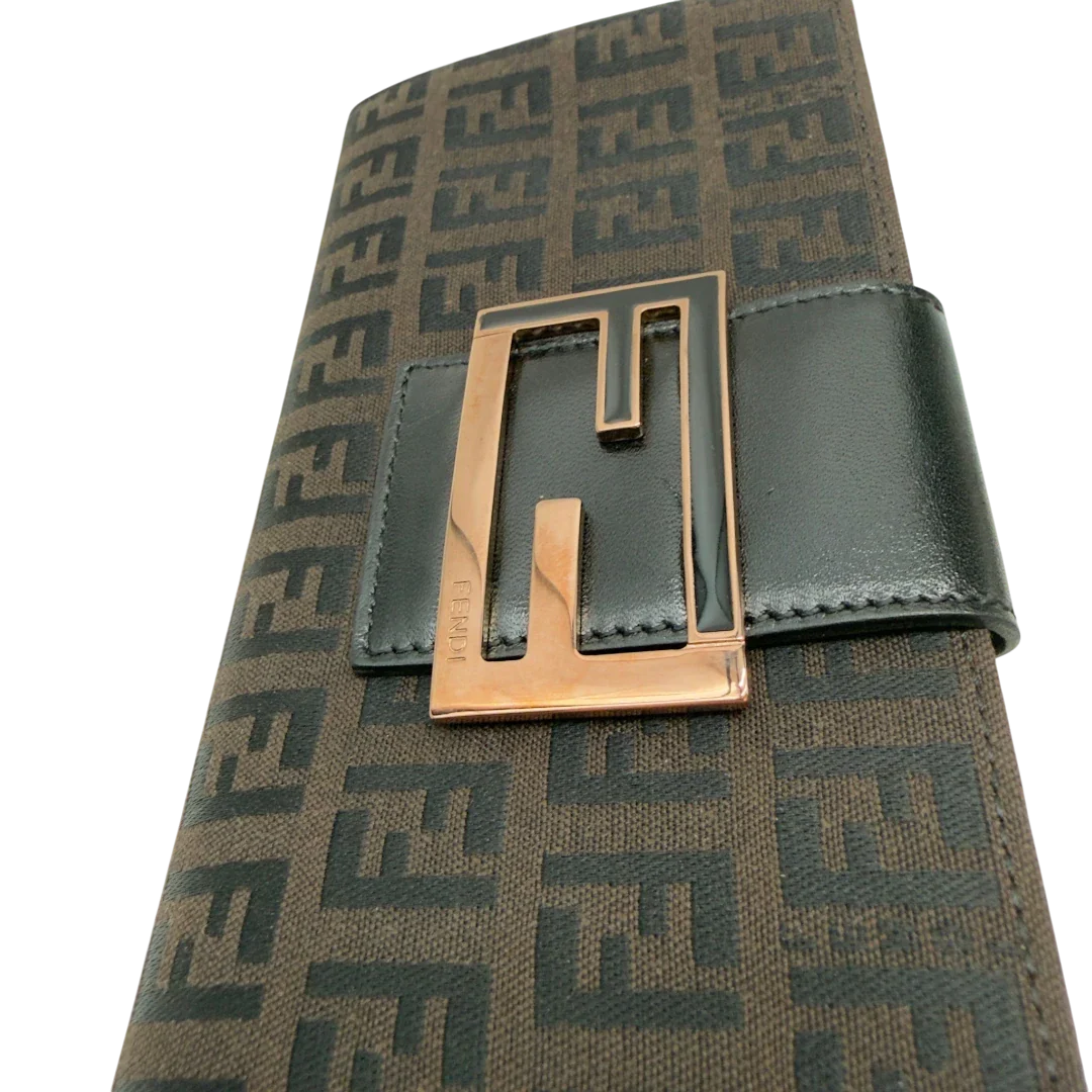 https://cdn.shopify.com/s/files/1/0564/9376/8855/files/Fendi_Geldbeutel_langlich_im_Zucca_Muster_dunkelbraun_6.webp?v=1783511880