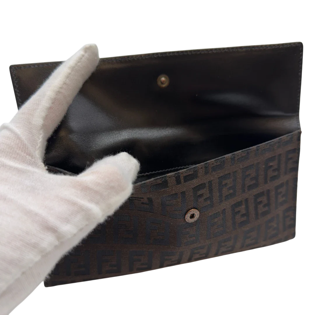 https://cdn.shopify.com/s/files/1/0564/9376/8855/files/Fendi_Geldbeutel_langlich_im_Zucca_Muster_dunkelbraun_7.webp?v=1783511880