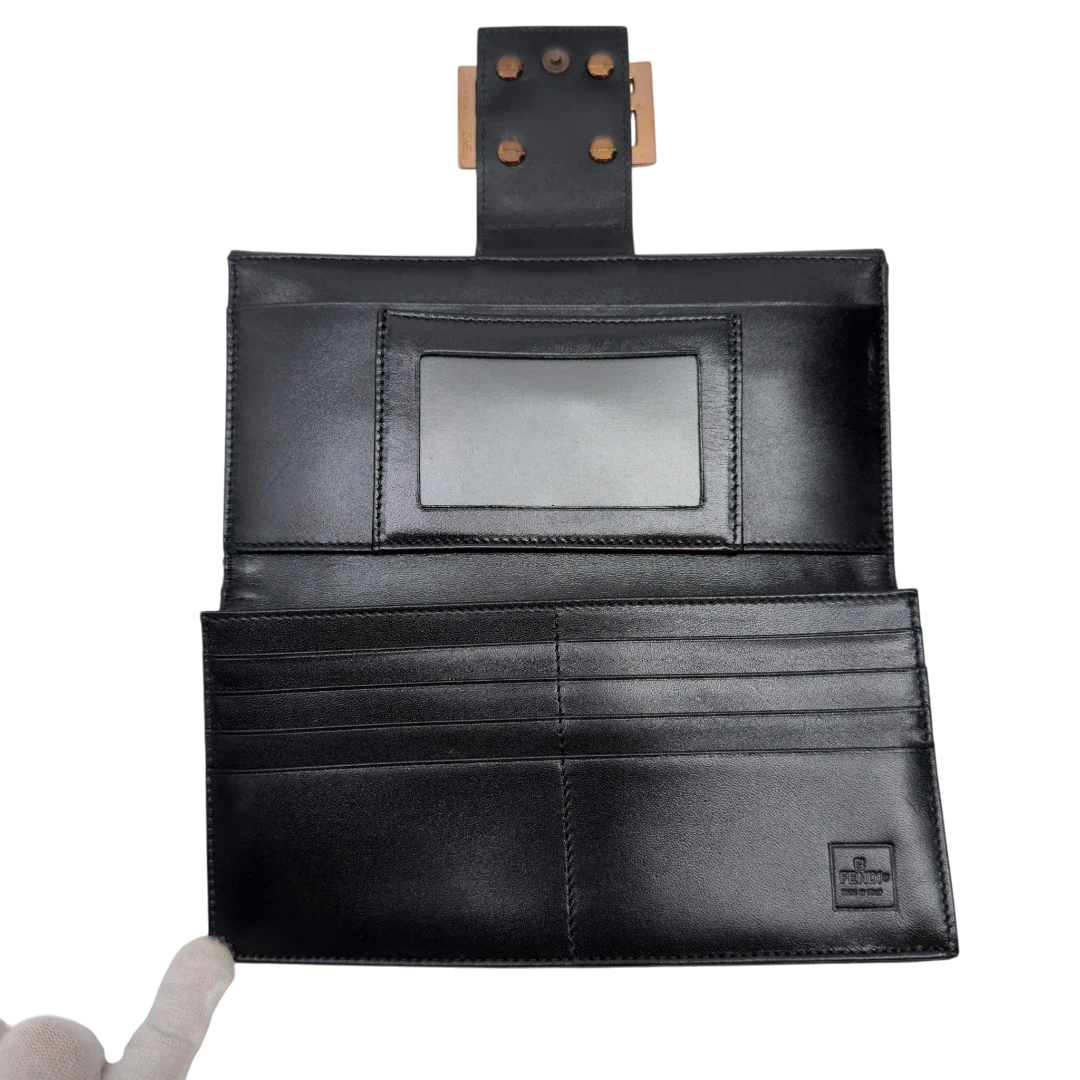 https://cdn.shopify.com/s/files/1/0564/9376/8855/files/Fendi_Geldbeutel_langlich_im_Zucca_Muster_dunkelbraun_9.webp?v=1783511880
