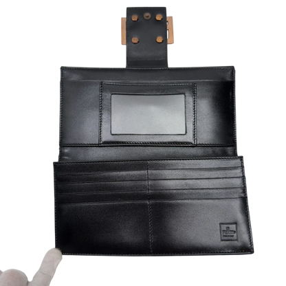 https://cdn.shopify.com/s/files/1/0564/9376/8855/files/Fendi_Geldbeutel_langlich_im_Zucca_Muster_dunkelbraun_9.webp?v=1783511880