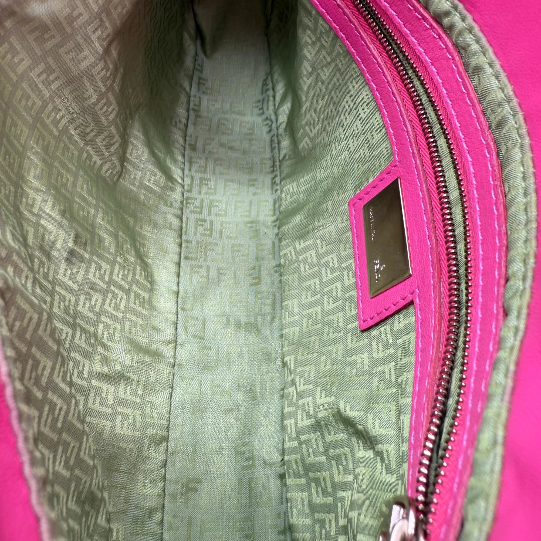 https://cdn.shopify.com/s/files/1/0564/9376/8855/files/Fendi_Handtasche_Baguette_aus_Leder_pink_second_hand_designer_FF_handbag8198.webp?v=1757508448