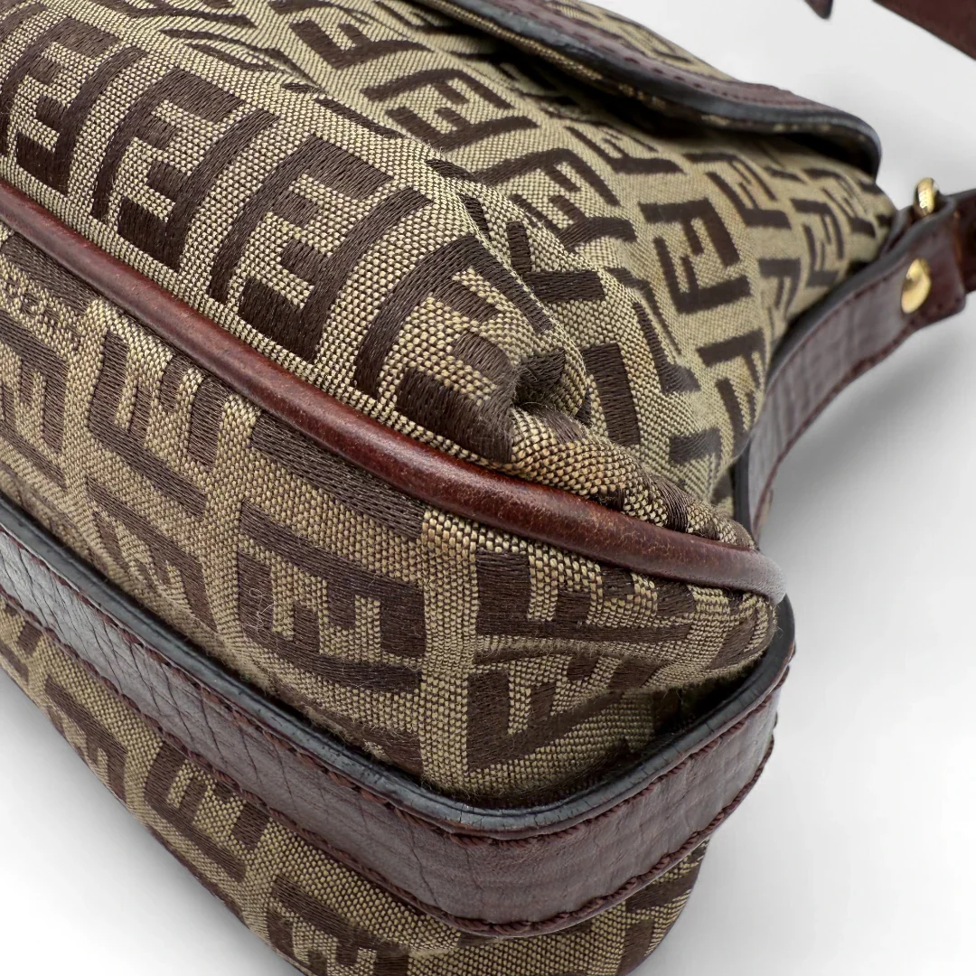 https://cdn.shopify.com/s/files/1/0564/9376/8855/files/Fendi_Handtasche_Bicolour_Flap_im_Zucca_Muster_braun_vintage_FF_handbag9850.webp?v=1758891901