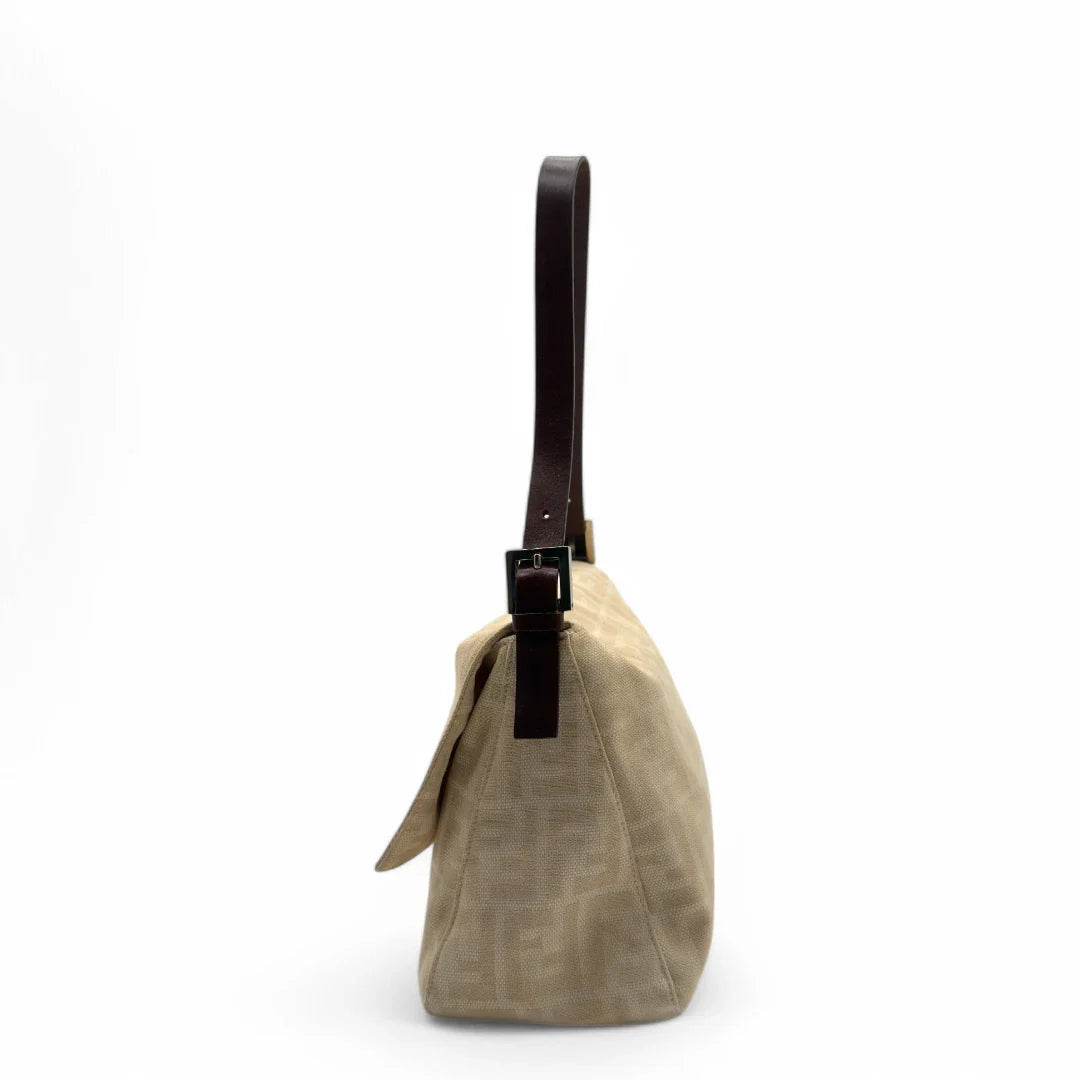 https://cdn.shopify.com/s/files/1/0564/9376/8855/files/Fendi_Handtasche_Mamma_Baguette_Zucca_Muster_creme_beige_second_hand_luxury_FF_handbag_5961.webp?v=1741807629