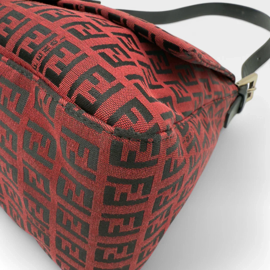 https://cdn.shopify.com/s/files/1/0564/9376/8855/files/Fendi_Handtasche_Mamma_Baguette_aus_Stoff_monogram_rot_vintage_luxury_FF_handbag_8670.webp?v=1741956508