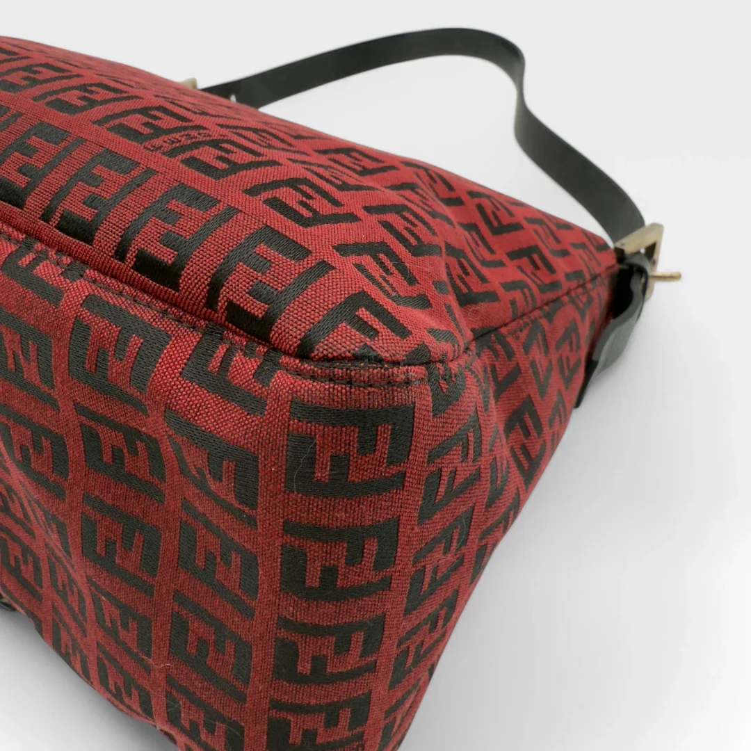 https://cdn.shopify.com/s/files/1/0564/9376/8855/files/Fendi_Handtasche_Mamma_Baguette_aus_Stoff_monogram_rot_vintage_luxury_FF_handbag_8672.webp?v=1741956508