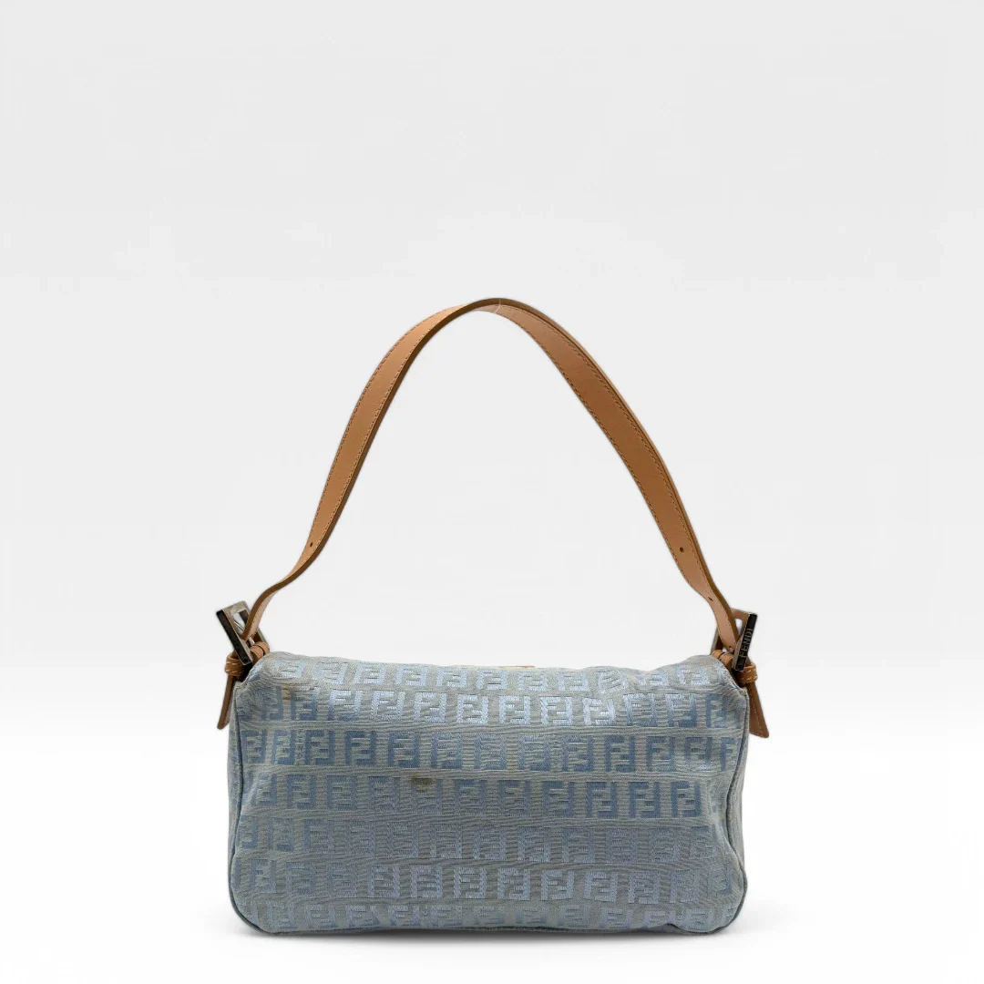 https://cdn.shopify.com/s/files/1/0564/9376/8855/files/Fendi_Handtasche_Mamma_Baguette_monogram_babyblau_vintage_luxury_FF_handbag_2560.webp?v=1743622053
