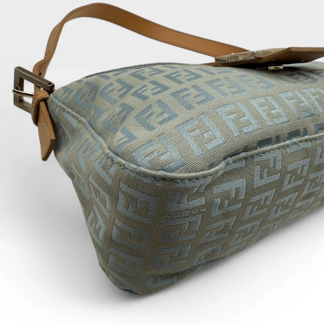 https://cdn.shopify.com/s/files/1/0564/9376/8855/files/Fendi_Handtasche_Mamma_Baguette_monogram_babyblau_vintage_luxury_FF_handbag_2562.webp?v=1743622053