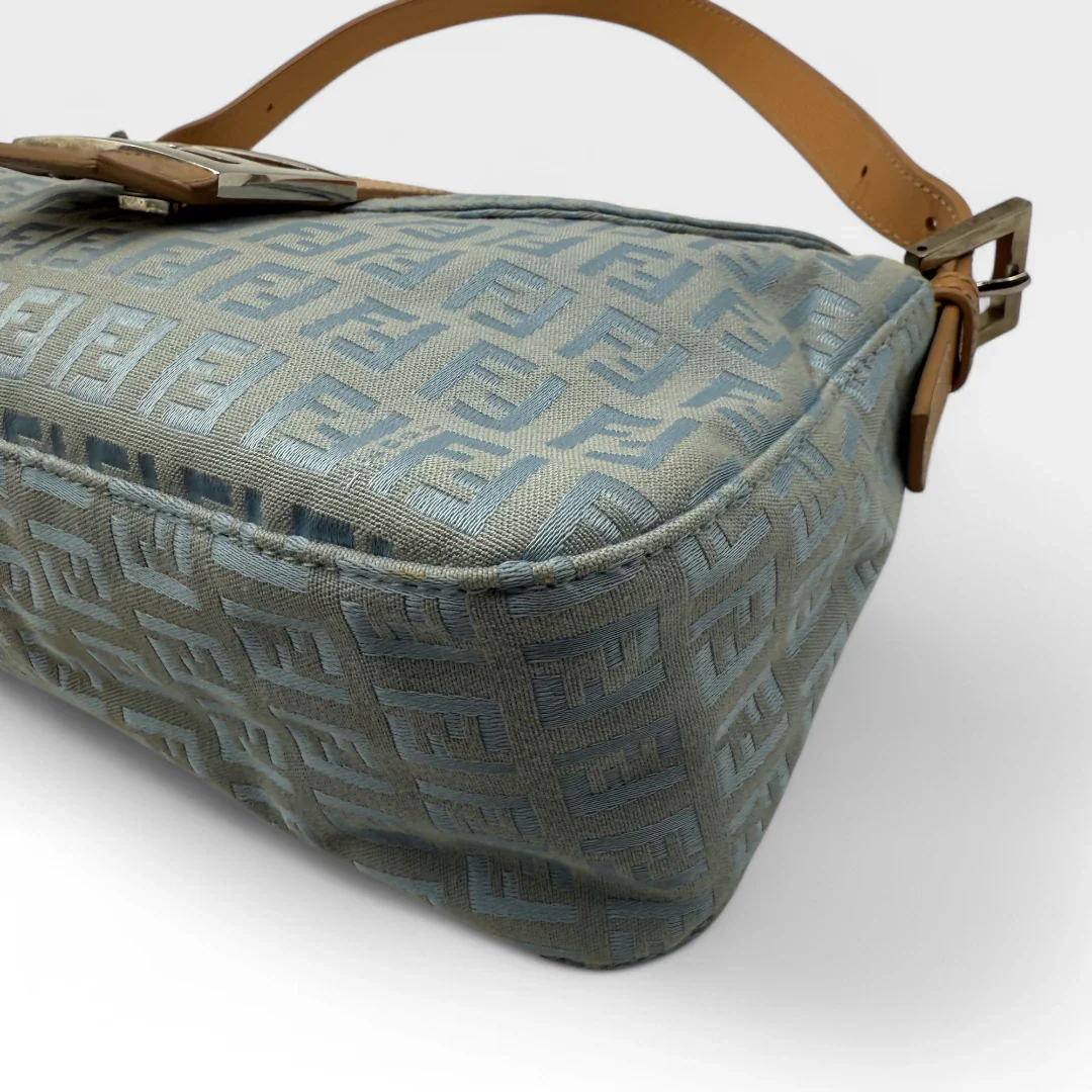 https://cdn.shopify.com/s/files/1/0564/9376/8855/files/Fendi_Handtasche_Mamma_Baguette_monogram_babyblau_vintage_luxury_FF_handbag_2563.webp?v=1743622053