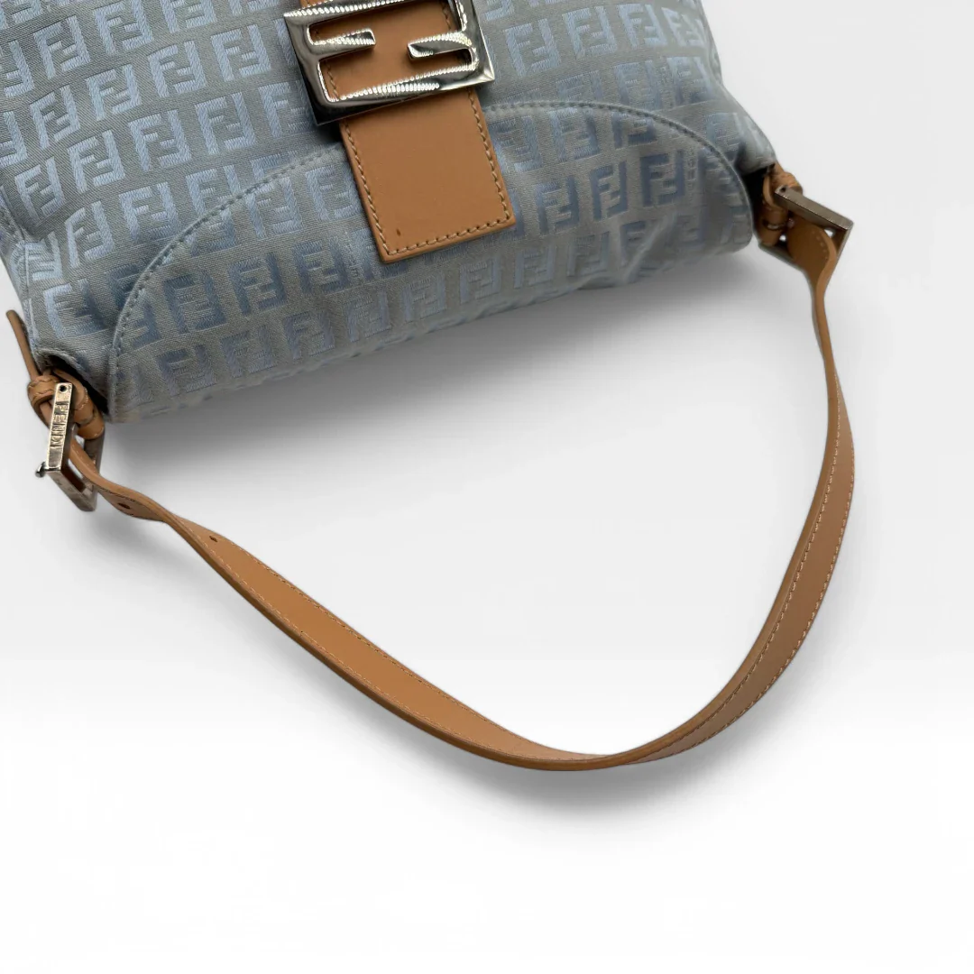 https://cdn.shopify.com/s/files/1/0564/9376/8855/files/Fendi_Handtasche_Mamma_Baguette_monogram_babyblau_vintage_luxury_FF_handbag_2566.webp?v=1743622053
