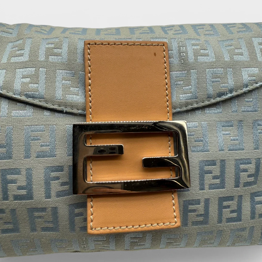 https://cdn.shopify.com/s/files/1/0564/9376/8855/files/Fendi_Handtasche_Mamma_Baguette_monogram_babyblau_vintage_luxury_FF_handbag_2567.webp?v=1743622053