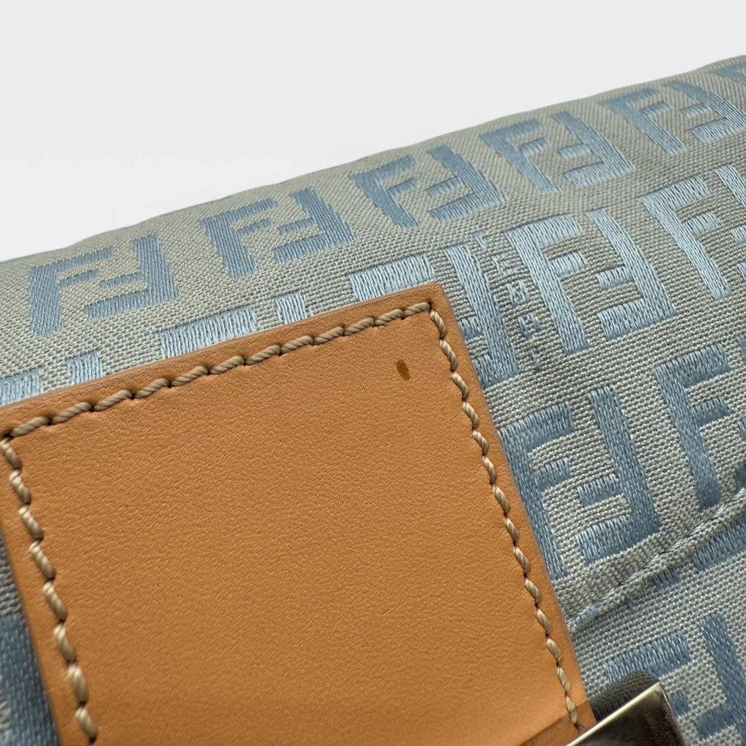https://cdn.shopify.com/s/files/1/0564/9376/8855/files/Fendi_Handtasche_Mamma_Baguette_monogram_babyblau_vintage_luxury_FF_handbag_2570.webp?v=1743622053
