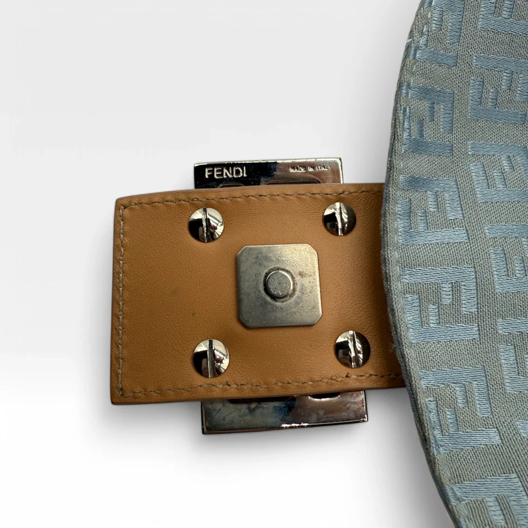 https://cdn.shopify.com/s/files/1/0564/9376/8855/files/Fendi_Handtasche_Mamma_Baguette_monogram_babyblau_vintage_luxury_FF_handbag_2572.webp?v=1743622053