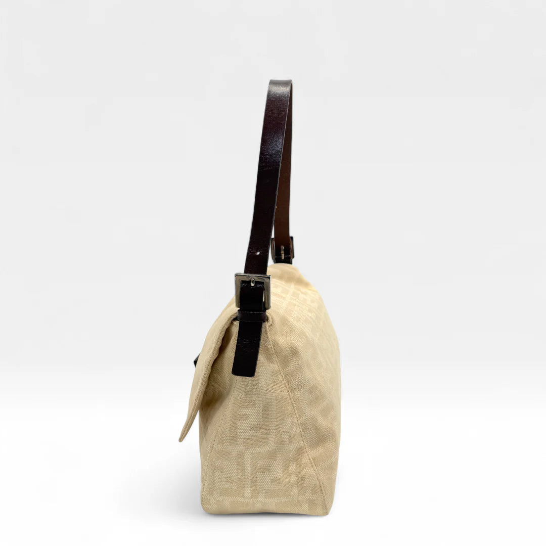 https://cdn.shopify.com/s/files/1/0564/9376/8855/files/Fendi_Handtasche_Mamma_Baguette_monogram_beige_vintage_FF_handbag8605.webp?v=1760007784