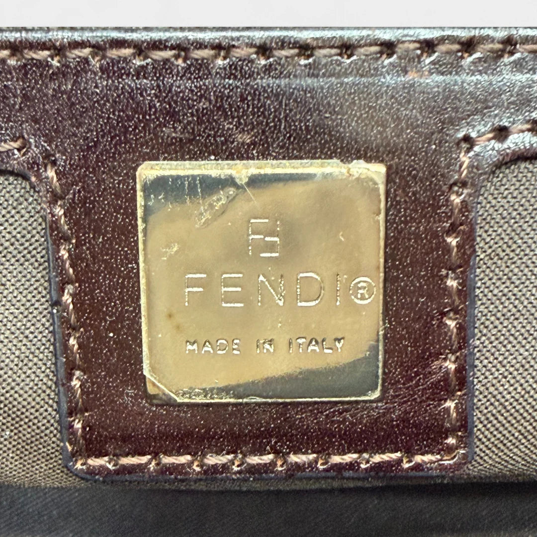 https://cdn.shopify.com/s/files/1/0564/9376/8855/files/Fendi_Handtasche_Mamma_Baguette_monogram_beige_vintage_FF_handbag8622.webp?v=1760007784