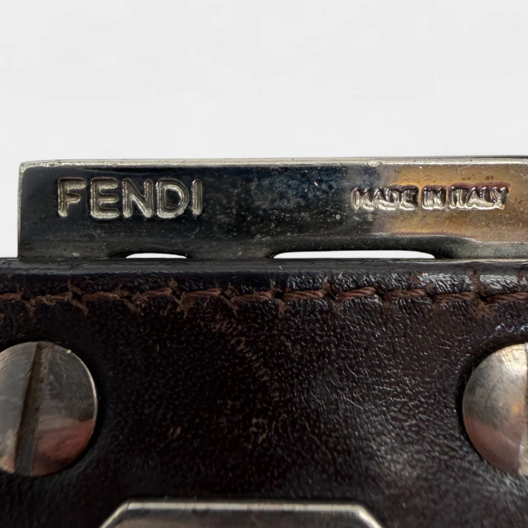 https://cdn.shopify.com/s/files/1/0564/9376/8855/files/Fendi_Handtasche_Mamma_Baguette_monogram_braun_vintage_FF_handbag8701.webp?v=1760009947