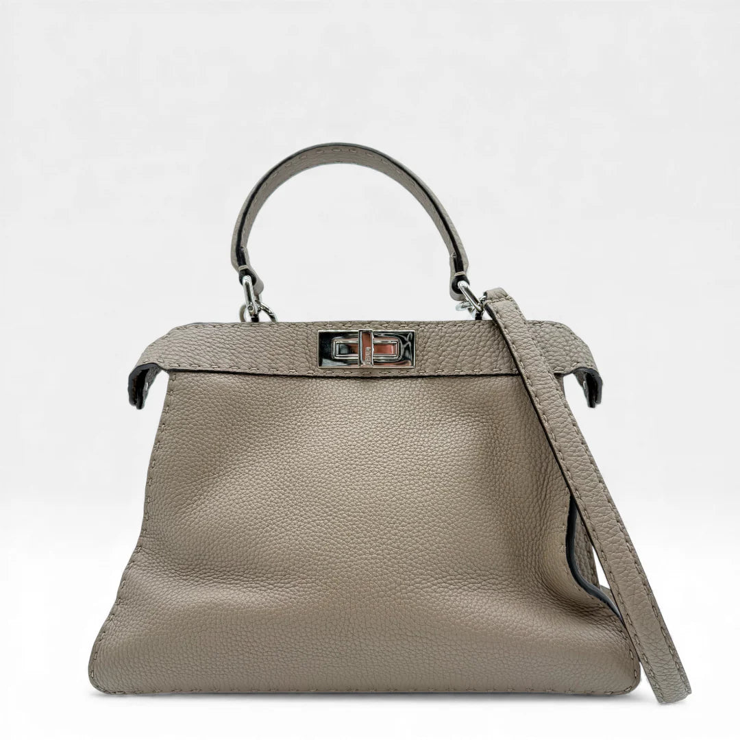 https://cdn.shopify.com/s/files/1/0564/9376/8855/files/Fendi_Peekaboo_ISeeU_Large_mit_Schultergurt_aus_Leder_grau_5993.webp?v=1766109269