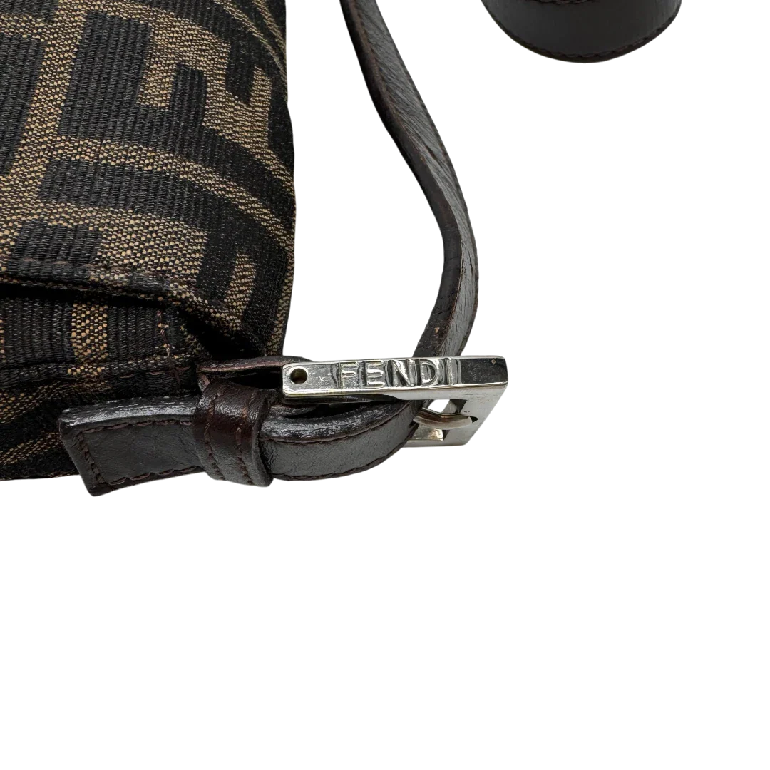 https://cdn.shopify.com/s/files/1/0564/9376/8855/files/Fendi_Schultertasche_Baguette_im_Zucca_Muster_braun_12.webp?v=1784245086