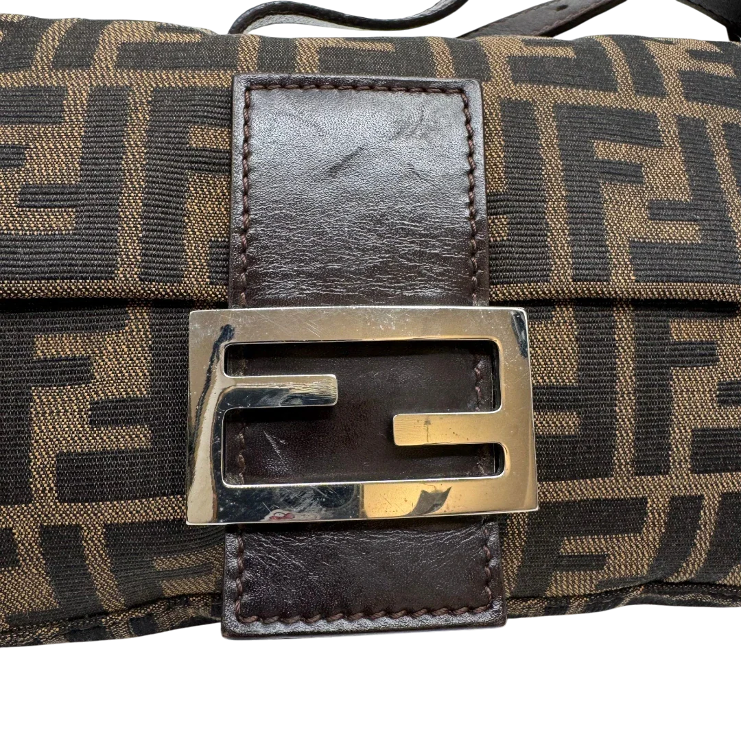 https://cdn.shopify.com/s/files/1/0564/9376/8855/files/Fendi_Schultertasche_Baguette_im_Zucca_Muster_braun_13.webp?v=1784245086