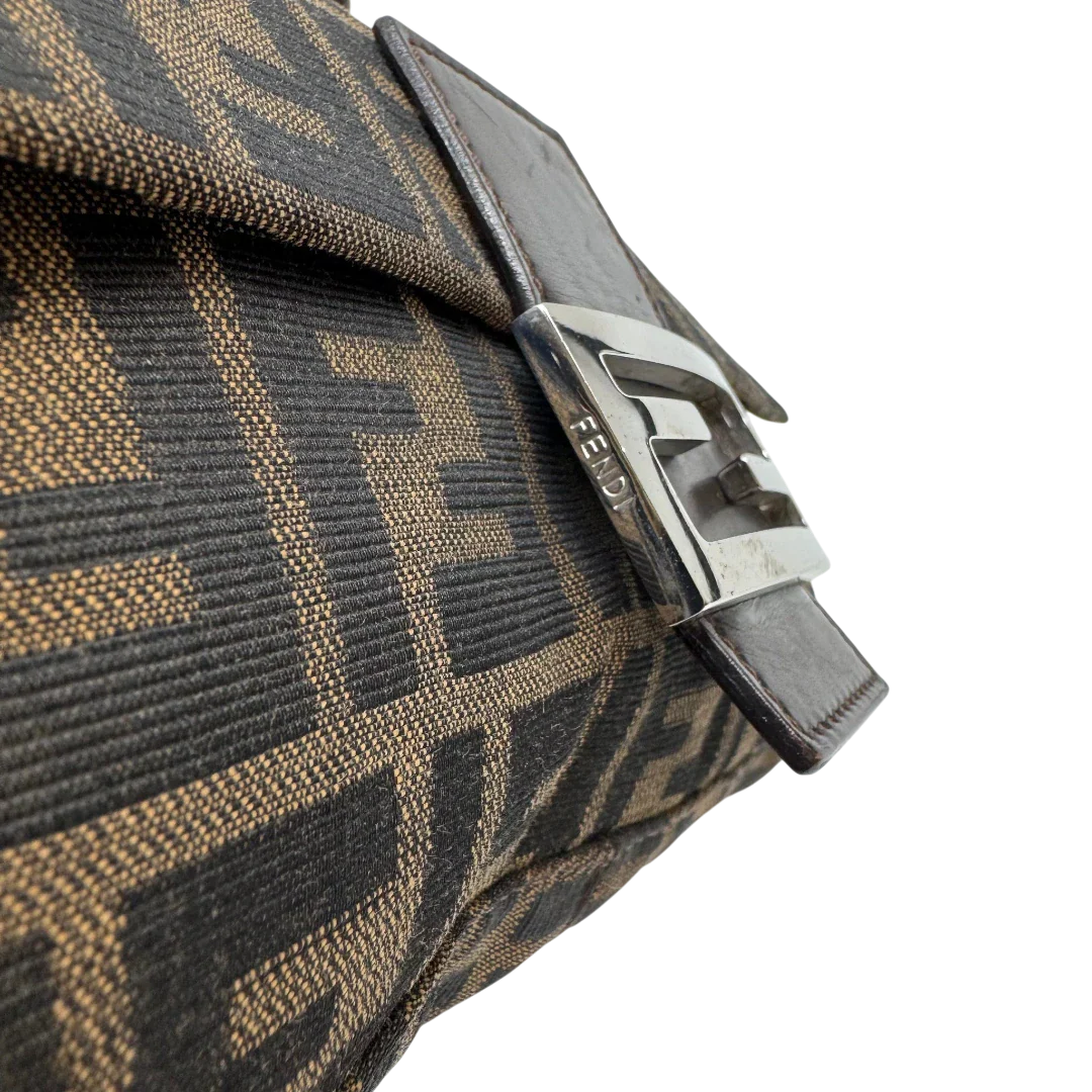 https://cdn.shopify.com/s/files/1/0564/9376/8855/files/Fendi_Schultertasche_Baguette_im_Zucca_Muster_braun_14.webp?v=1784245086