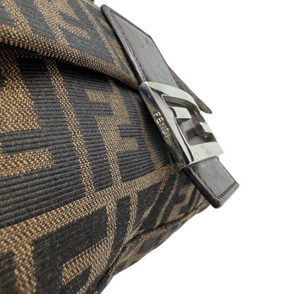 https://cdn.shopify.com/s/files/1/0564/9376/8855/files/Fendi_Schultertasche_Baguette_im_Zucca_Muster_braun_14.webp?v=1784245086