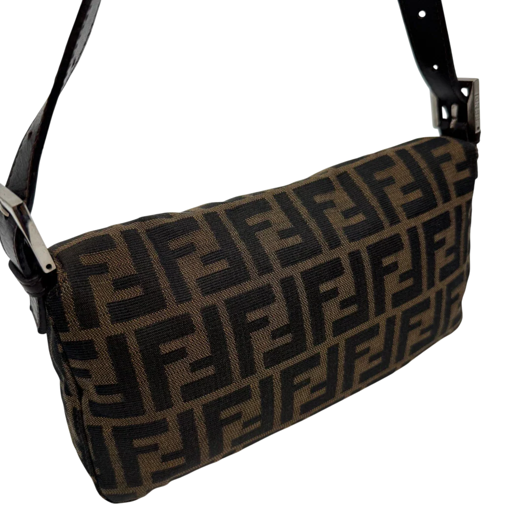 https://cdn.shopify.com/s/files/1/0564/9376/8855/files/Fendi_Schultertasche_Baguette_im_Zucca_Muster_braun_15.webp?v=1784245086