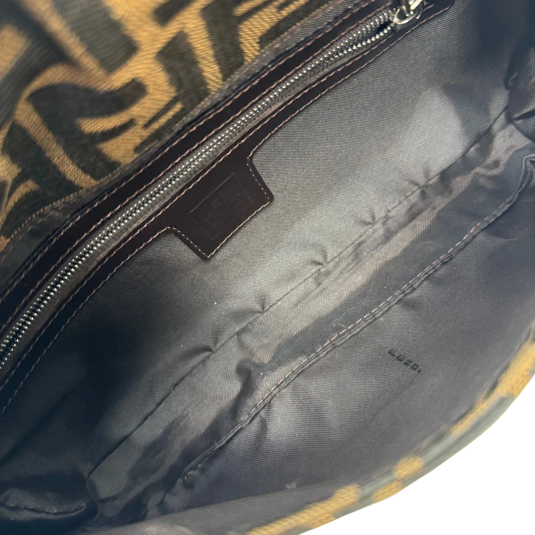 https://cdn.shopify.com/s/files/1/0564/9376/8855/files/Fendi_Schultertasche_Baguette_im_Zucca_Muster_braun_16.webp?v=1784245086