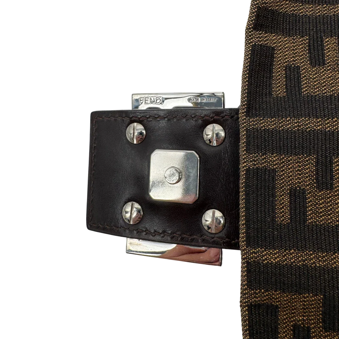 https://cdn.shopify.com/s/files/1/0564/9376/8855/files/Fendi_Schultertasche_Baguette_im_Zucca_Muster_braun_17.webp?v=1784245086