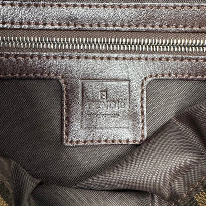 https://cdn.shopify.com/s/files/1/0564/9376/8855/files/Fendi_Schultertasche_Baguette_im_Zucca_Muster_braun_18.webp?v=1784245086