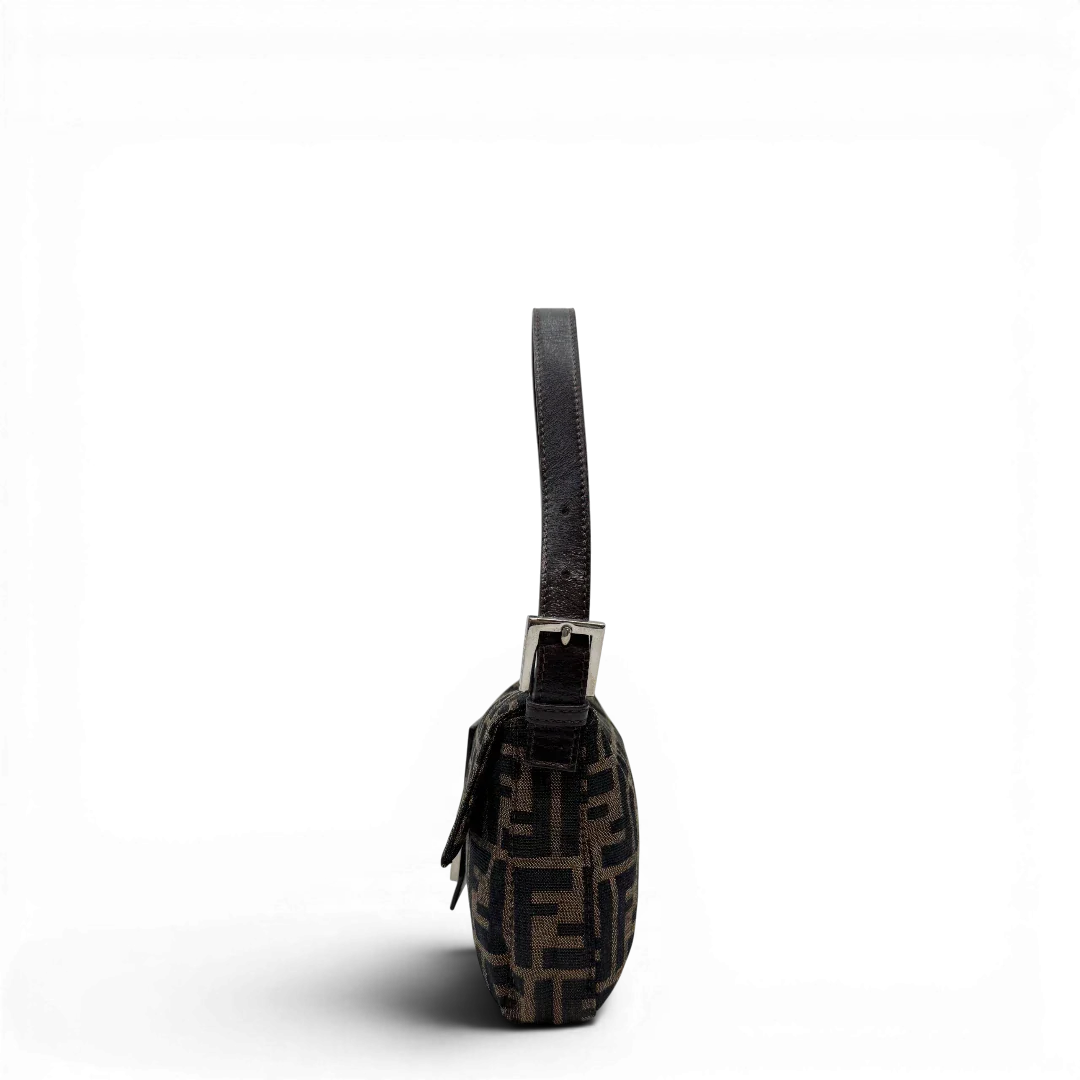 https://cdn.shopify.com/s/files/1/0564/9376/8855/files/Fendi_Schultertasche_Baguette_im_Zucca_Muster_braun_3.webp?v=1784245085