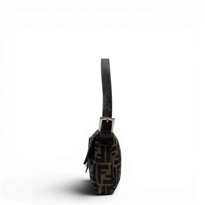 https://cdn.shopify.com/s/files/1/0564/9376/8855/files/Fendi_Schultertasche_Baguette_im_Zucca_Muster_braun_3.webp?v=1784245085