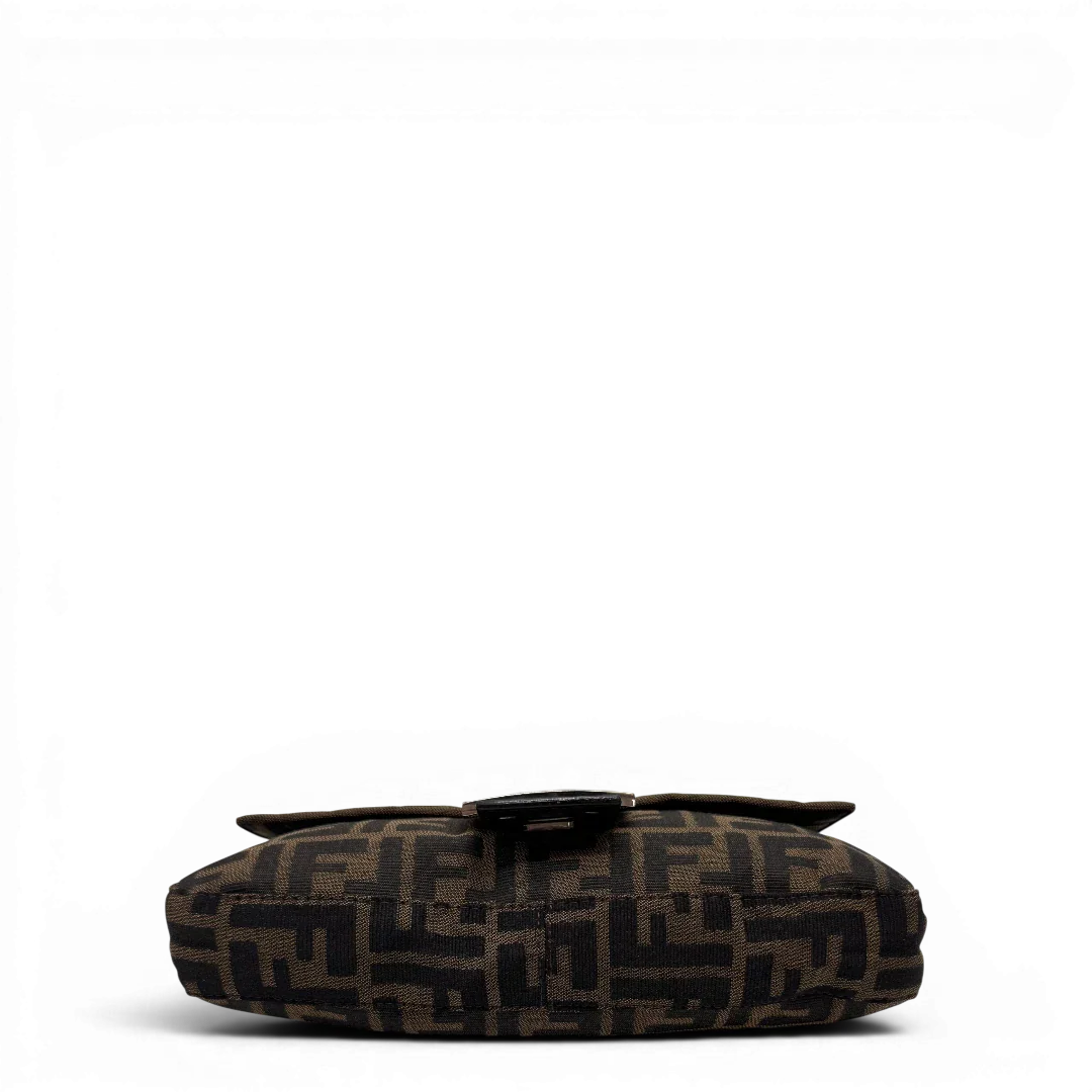 https://cdn.shopify.com/s/files/1/0564/9376/8855/files/Fendi_Schultertasche_Baguette_im_Zucca_Muster_braun_5.webp?v=1784245085