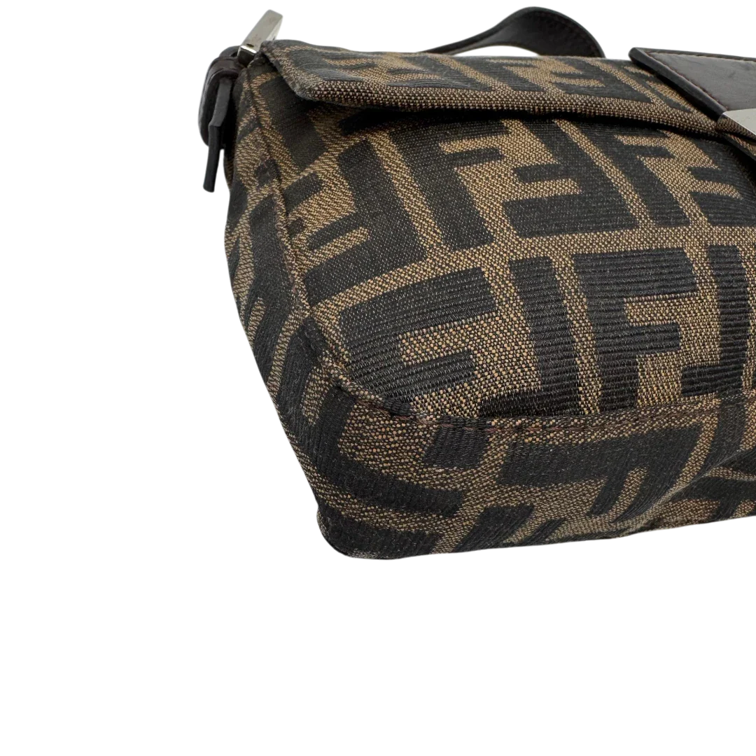 https://cdn.shopify.com/s/files/1/0564/9376/8855/files/Fendi_Schultertasche_Baguette_im_Zucca_Muster_braun_6.webp?v=1784245086