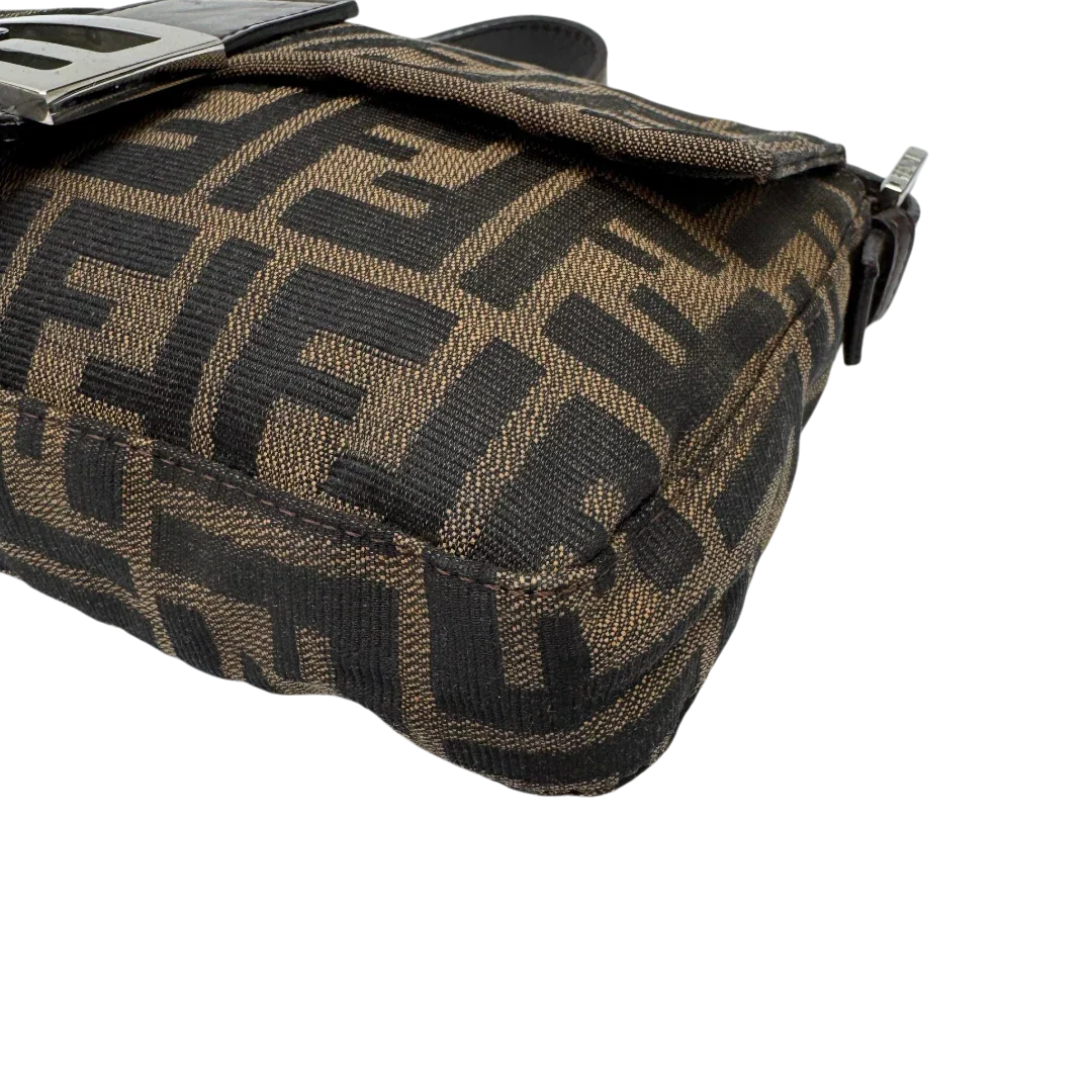https://cdn.shopify.com/s/files/1/0564/9376/8855/files/Fendi_Schultertasche_Baguette_im_Zucca_Muster_braun_7.webp?v=1784245086