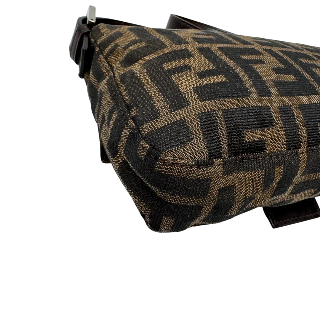 https://cdn.shopify.com/s/files/1/0564/9376/8855/files/Fendi_Schultertasche_Baguette_im_Zucca_Muster_braun_8.webp?v=1784245086