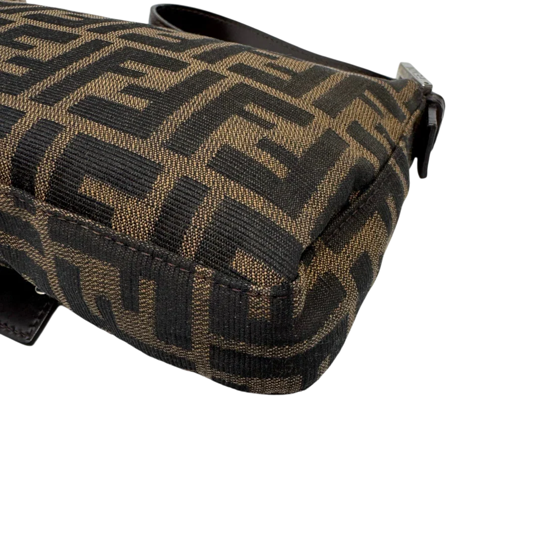 https://cdn.shopify.com/s/files/1/0564/9376/8855/files/Fendi_Schultertasche_Baguette_im_Zucca_Muster_braun_9.webp?v=1784245086